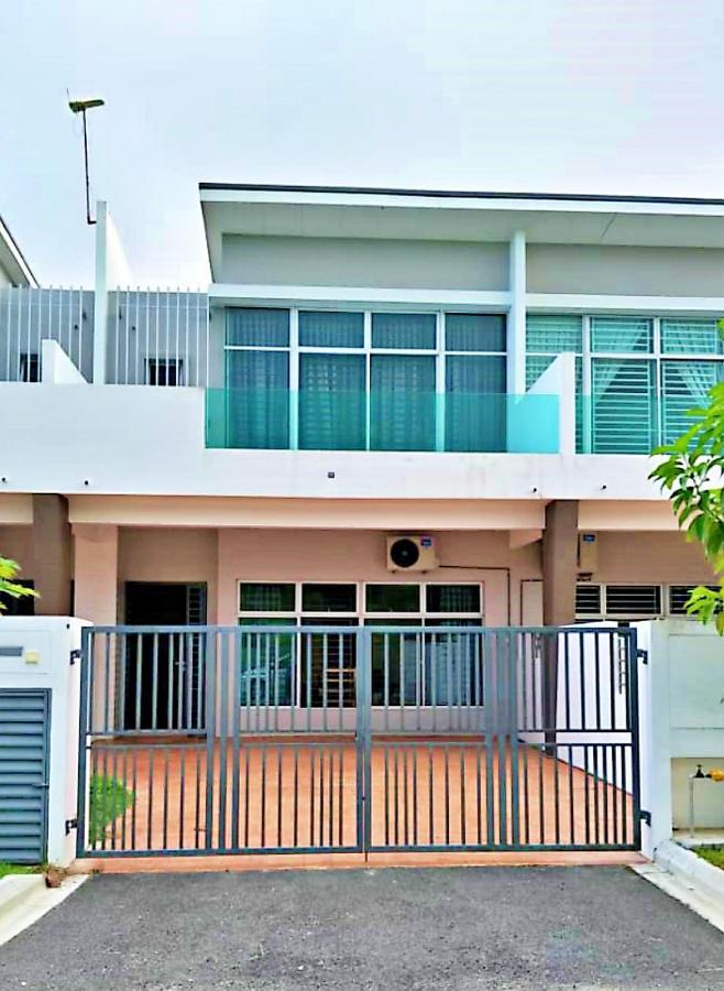 Desaru Cosy Homestay - Near Waterpark, Beach, Rapid -Wifi, Tvbox, Steamboat, Bbq Available Exterior photo